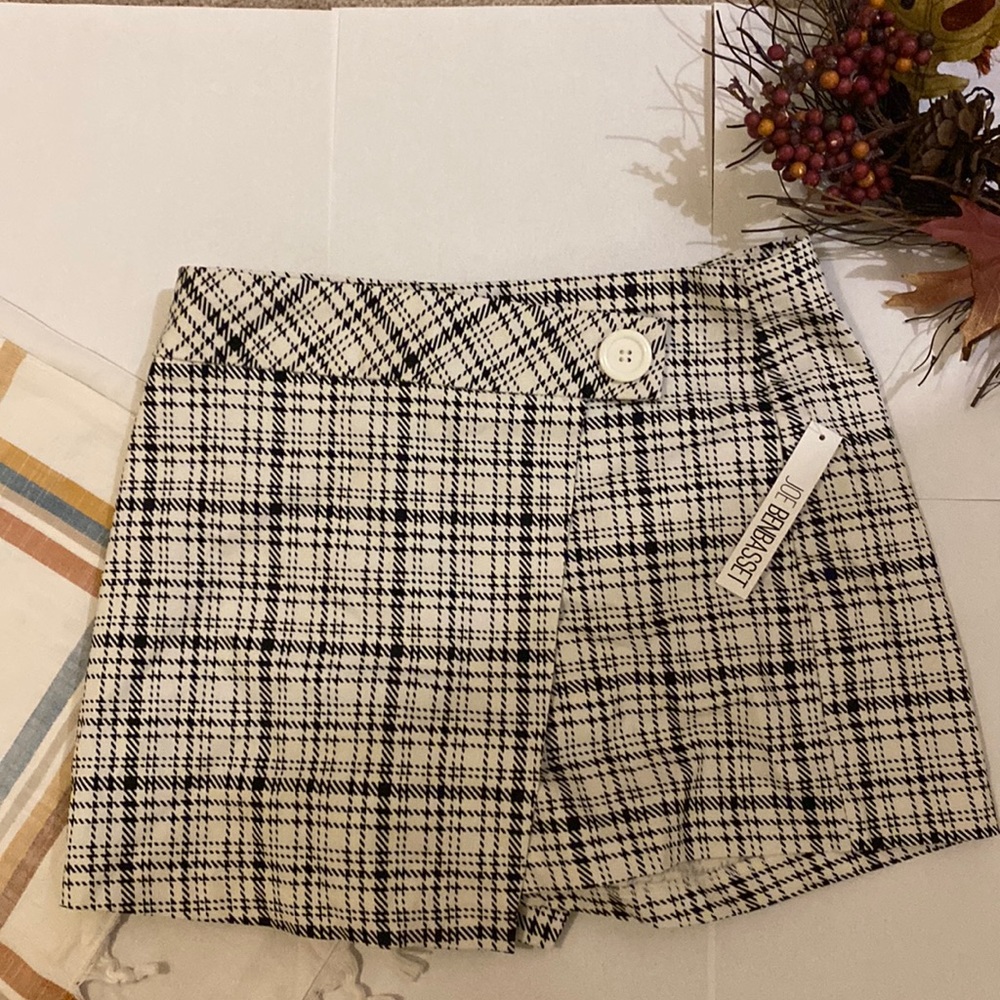 Joe Benbasset black and white skort